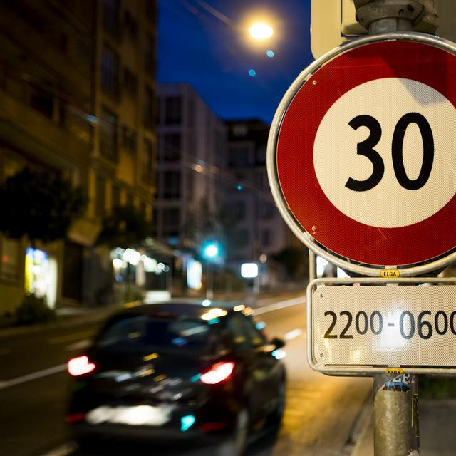 La vitesse est déjà limitée la nuit sur certaines rues à Lausanne. [Keystone - Jean-Christophe Bott]