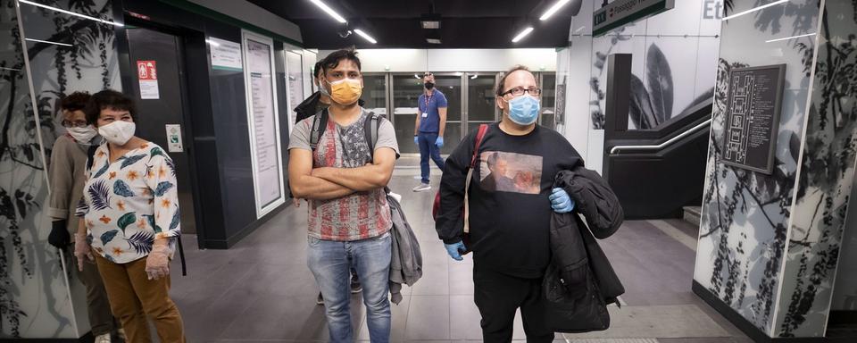 Voyageurs en attente dans le métro de Rome, lundi 04.05.2020. [EPA/Keystone - Massimo Percossi]