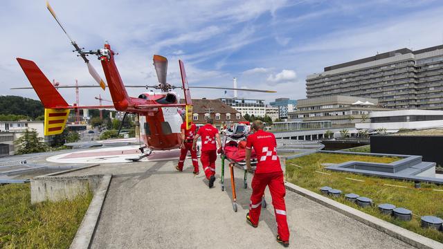 La Rega s'occupe de transférer des patients atteints du Covid-19 d'un hôpital à l'autre. [Keystone - Jean-Christophe Bott]