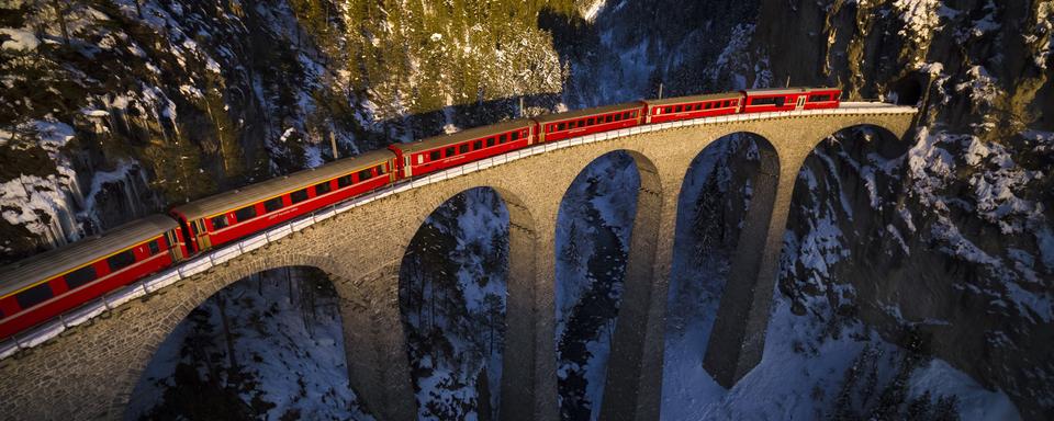 Un train régional des Chemins de fer rhétiques sur le viaduc du Landwasser, dans le canton des Grisons. [Keystone - Valentin Flauraud]