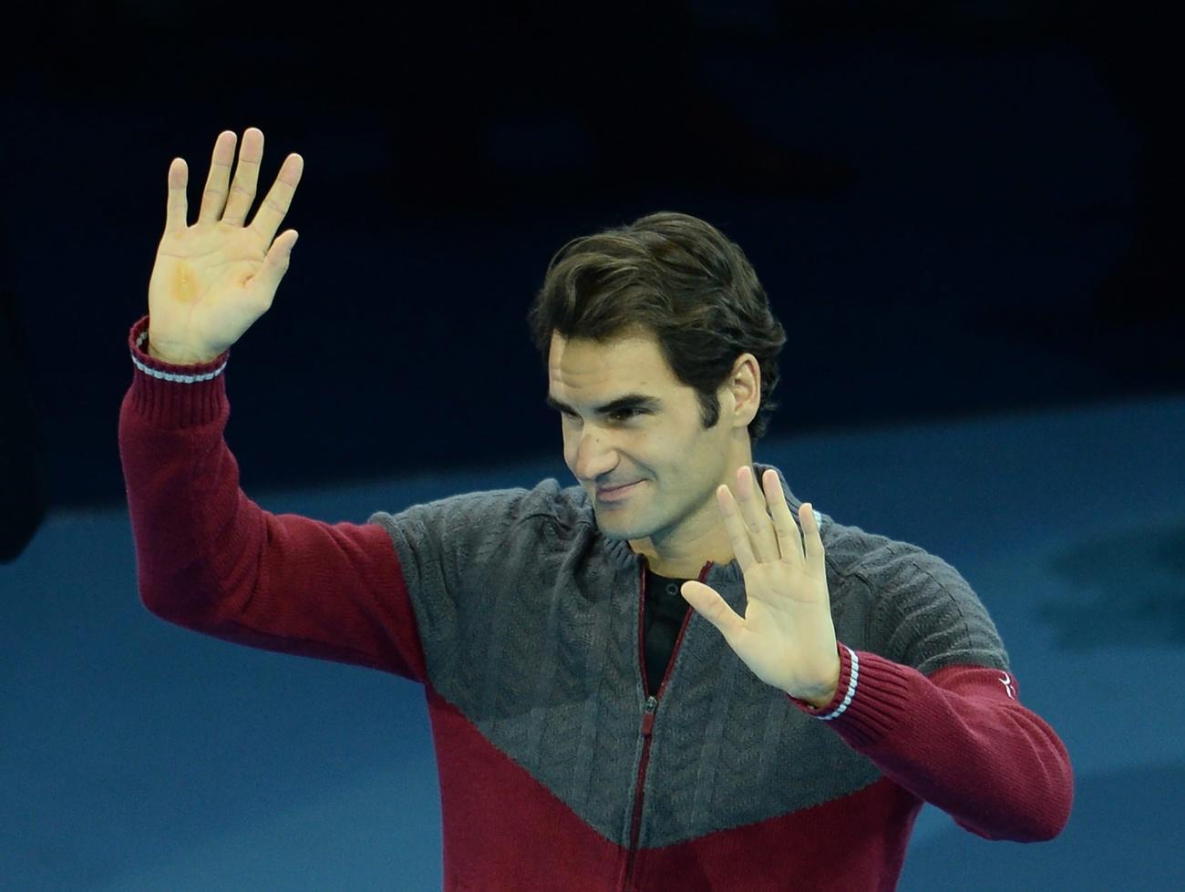 Roger Federer, grosse jaquette sur les épaules et dos bloqué, vient d'annoncer son forfait pour la finale du Masters. [AP - FACUNDO ARRIZABALAGA]
