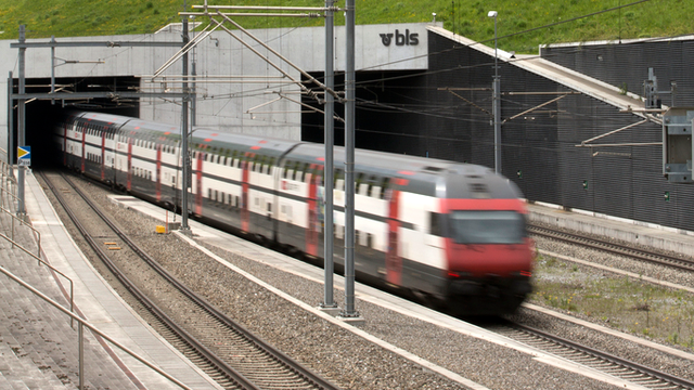 La fermeture de l'un des tubes du tunnel entraîne des perturbations du trafic. [Keystone - Gaëtan Bally]