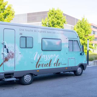 Le "massage truck" de Valérie Jaquier se déplace en Suisse romande pour proposer des séances de massage. [Le Massage Truck / Facebook]