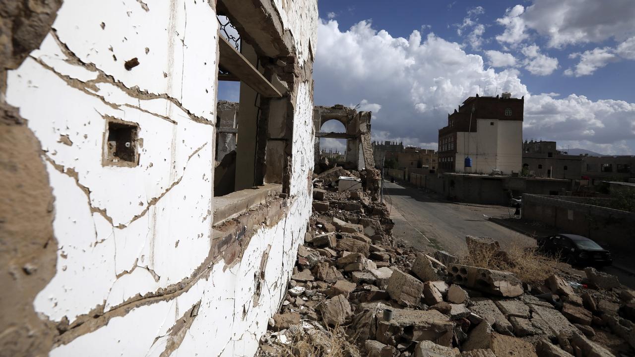 Destructions dues au conflit dans la banlieue de Sanaa, 16.04.2020. [EPA/Keystone - Yahya Arhab]