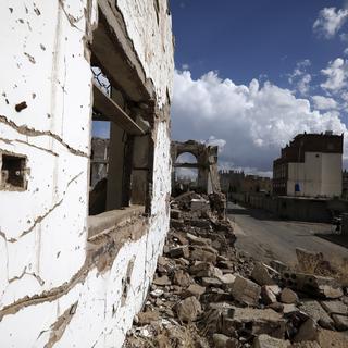 Destructions dues au conflit dans la banlieue de Sanaa, 16.04.2020. [EPA/Keystone - Yahya Arhab]