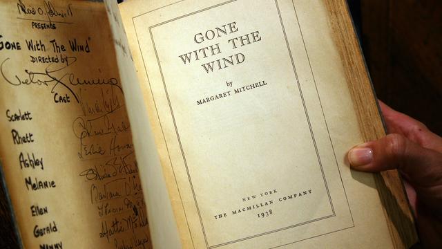 Une version du livre "Gone with the Wind" ("Autant en emporte le vent") de Margaret Mitchell, signé par la plupart du casting du film sorti en 1939. [AFP - Gabriel Bouys]