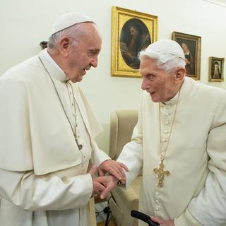 Le pape actuel François et son prédécesseur, Benoît XVI, qui a quitté ses fonctions en 2013. [AFP/Handout/Vatican Media]