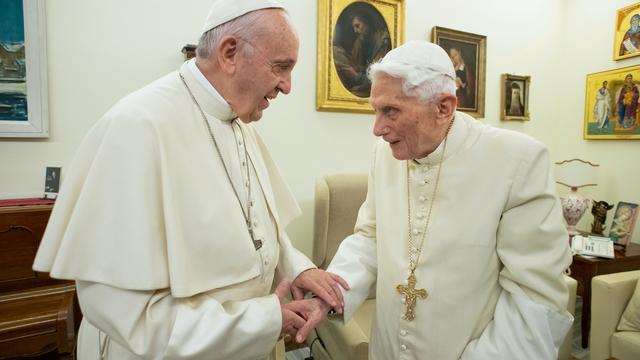 Le pape actuel François et son prédécesseur, Benoît XVI, qui a quitté ses fonctions en 2013. [AFP/Handout/Vatican Media]