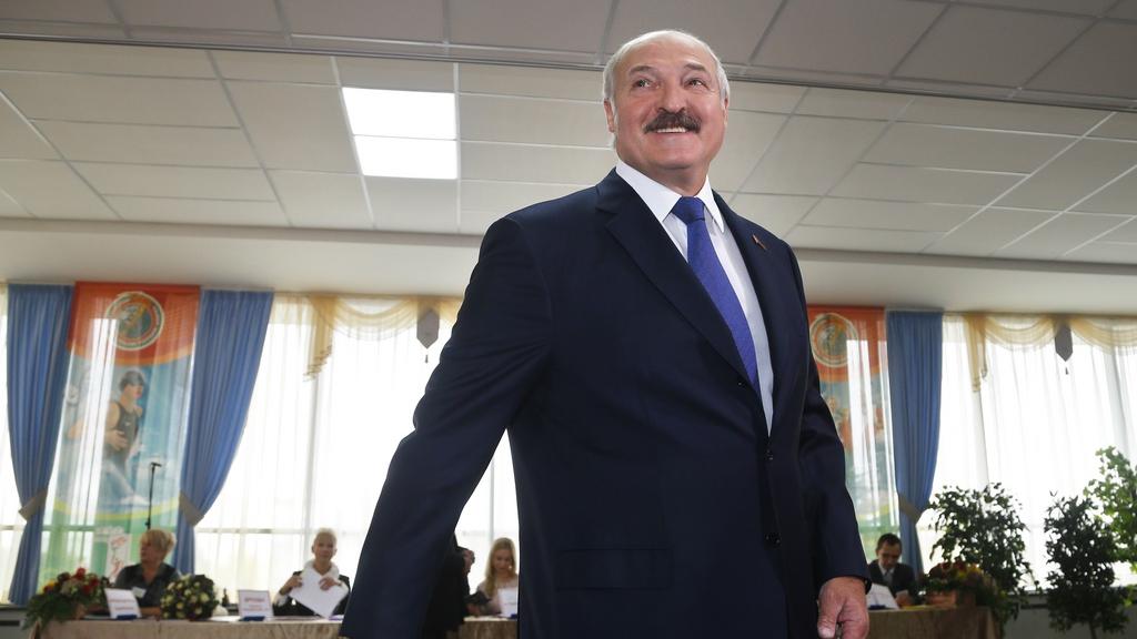 Le président biélorusse Loukachenko a proféré des promesses de réformes constitutionnelles, contestées par l'opposition. [Keystone - Sergei Grits]