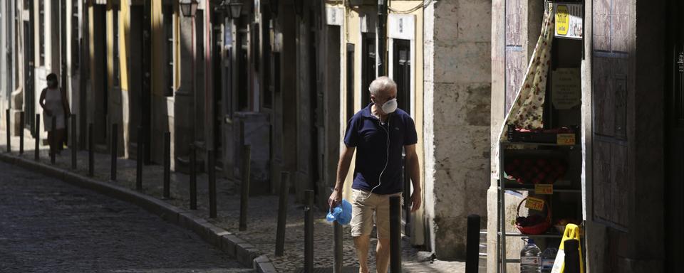 Certains quartiers de Lisbonne semblent à nouveau quasi déserts. [AP/Keystone - Armando Franca]