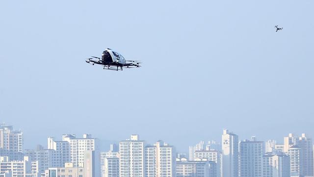 Un drone taxi dans le ciel de Séoul. [Keystone/EPA/Yonhap]