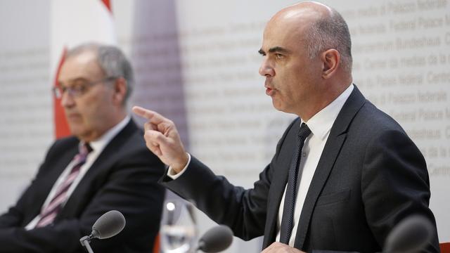 Alain Berset et Guy Parmelin lors de la conférence de presse du Conseil fédéral sur le coronavirus, le vendredi 20 mars. [Keystone - Peter Klaunzer]