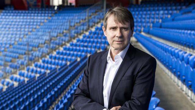 Bernhard Burgener pose volontiers dans un stade vide à l'occasion d'une séance photo. Mais pas pour y voir un match de football. [Keystone - Alexandra Wey]