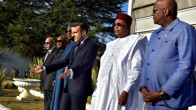 Le président français Emmanuel Macron et ses cinq alliés du G5 Sahel – Roch Marc Christian Kaboré (Burkina), Ibrahim Boubacar Keïta (Mali), Mohamed Ould Cheikh El Ghazouani (Mauritanie), Mahamadou Issoufou (Niger) et Idriss Déby Itno (Tchad) – étaient réunis lundi au château de Pau, ville du sud-ouest de la France endeuillée par la perte de sept de ses militaires au Mali. [Pool via Reuters - Alvaro Barrientos]