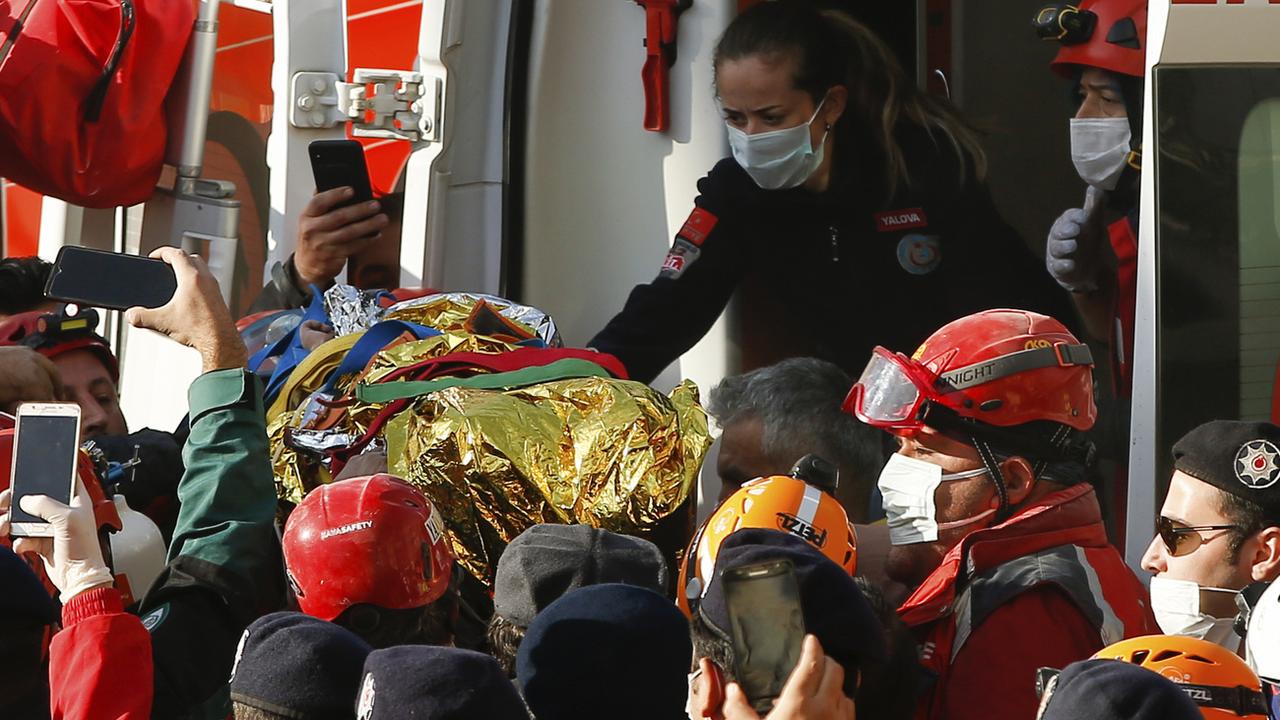 Des secouristes entourent la fillette rescapée près de 4 jours après le séisme à Izmir, en Turquie, le 3 novembre 2020. [Keystone - Emrah Gurel]