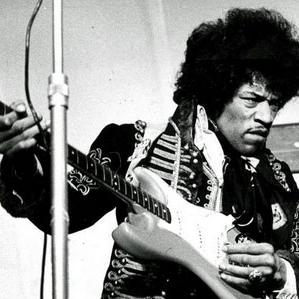 Jimi Hendrix (1942 - 1970) à Stockholm (Suède), en mai 1967. Le célèbre guitariste était gaucher mais a joué la plupart de sa carrière sur des guitares de droitier dont il inversait les cordes.