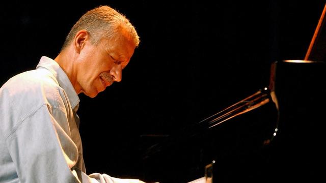 Keith Jarrett lors d'un sound check le 21 juillet 2002 au Montreux Jazz Festival. [Keystone - Andree-Noelle Pot]