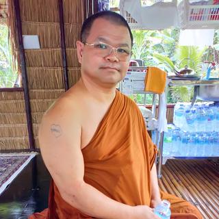 Phrakhu Sangkom, un éminent moine bouddhiste basé dans la région de Chomburi, à 150 km à lʹest de Bangkok, mélange bouddhisme et théorie de lʹautosuffisance. [RTS - Julien Coman]