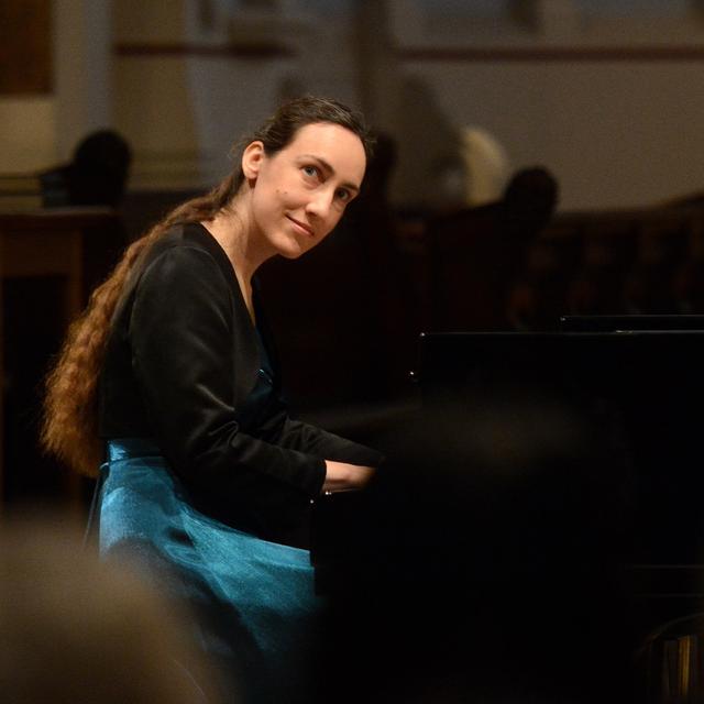 Emilie Capulet au piano. [John Ross]