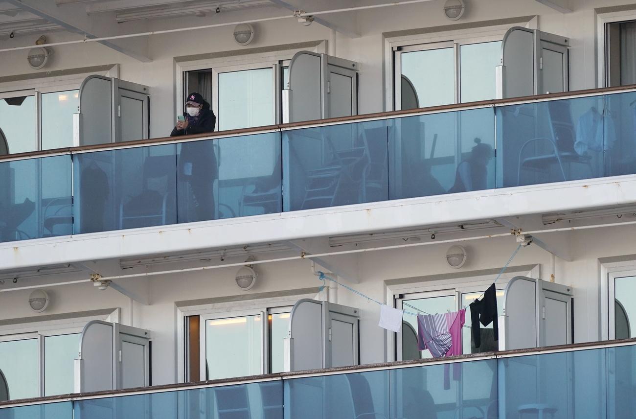 Certains passagers du Diamond Princess ont un balcon ou une fenêtre dans leur cabine. Yokohama, le 13 février 2020. [KEYSTONE - FRANCK ROBICHON]