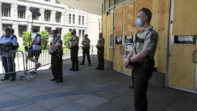 Comparution très attendue du policier accusé d'avoir tué George Floyd. [Keystone/EPA - Craig Lassig]