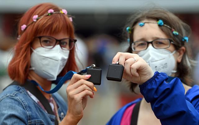 Les participants portent autour du cou un traceur. [Keystone - DPA/Hendrik Schmidt]