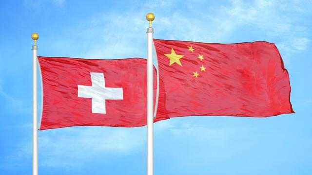 Les drapeaux de la Suisse et de la Chine. [Depositphotos - AleksTaurus]