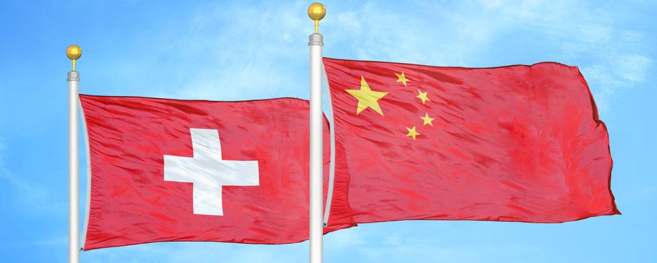 Les drapeaux de la Suisse et de la Chine. [Depositphotos - AleksTaurus]