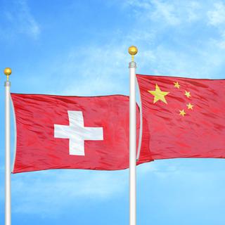 Les drapeaux de la Suisse et de la Chine. [Depositphotos - AleksTaurus]