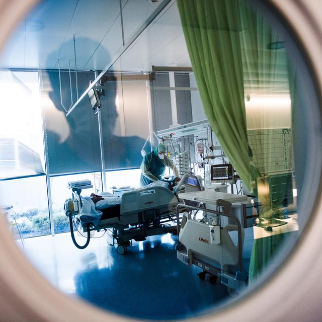 Un patient atteint du coronavirus à l'Hôpital cantonal du Tessin le 11 mars 2020.
Ti-Press/Alessandro Crinari
KEYSTONE [Ti-Press/Alessandro Crinari]