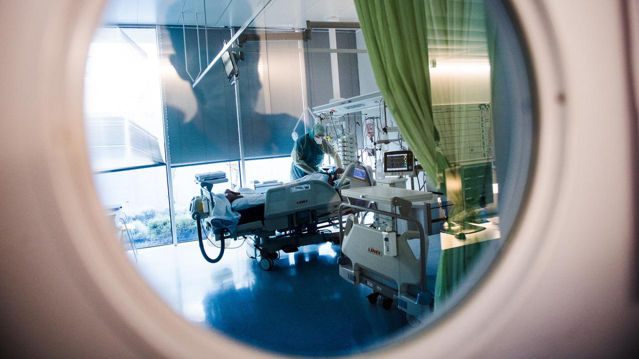 Un patient atteint du coronavirus à l'Hôpital cantonal du Tessin le 11 mars 2020.
Ti-Press/Alessandro Crinari
KEYSTONE [Ti-Press/Alessandro Crinari]