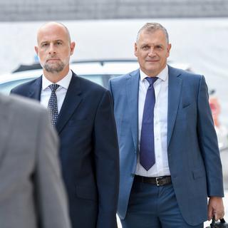 Jérôme Valcke, secrétaire général de la FIFA, et son avocat à Bellinzone (TI). [Keystone - Francesa Agosta]