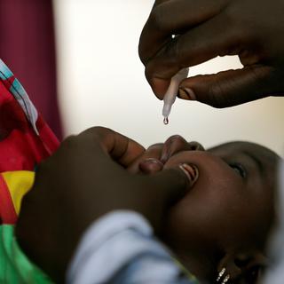 Un enfant reçoit une dose du vaccin contre la polio, à Maiduguri, Nigéria, le 29 août 2016. [reuters - Afolabi Sotunde]
