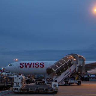 Un avion de Swiss sur le tarmac de l'aéroport de Genève le 21 avril 2020. [Keystone - Salvatore Di Nolfi]