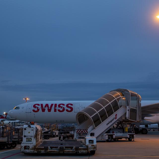 Un avion de Swiss sur le tarmac de l'aéroport de Genève le 21 avril 2020. [Keystone - Salvatore Di Nolfi]