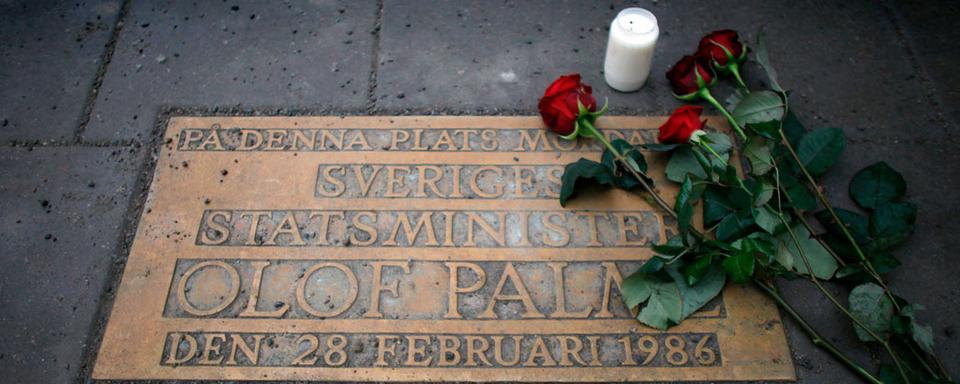 Une plaque commémorative se trouve à l'endroit où le Premier ministre suédois Olof Palme a été assassiné, à Stockholm. [Reuters - Bob Strong]