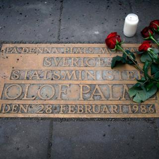 Une plaque commémorative se trouve à l'endroit où le Premier ministre suédois Olof Palme a été assassiné, à Stockholm. [Reuters - Bob Strong]