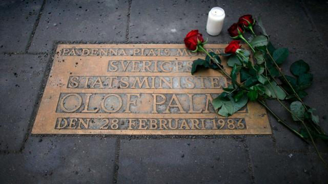 Une plaque commémorative se trouve à l'endroit où le Premier ministre suédois Olof Palme a été assassiné, à Stockholm. [Reuters - Bob Strong]