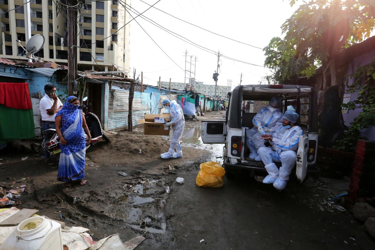 Des travailleurs de la santé viennent faire des tests médicaux dans une zone confinée de Bhopal. Inde, le 3 juillet 2020. [Keystone/epa - Sanjeev Gupta]