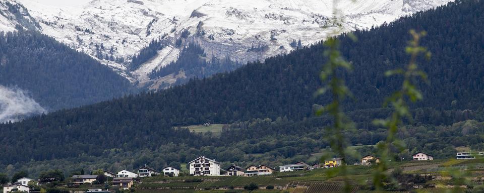 La neige fraîche est visible sur les sommets des montagnes valaisannes, le vendredi 25 septembre 2020 à Sion. [keystone - Jean-Christophe Bott]