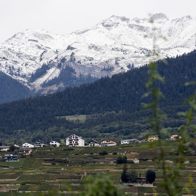 La neige fraîche est visible sur les sommets des montagnes valaisannes, le vendredi 25 septembre 2020 à Sion. [keystone - Jean-Christophe Bott]