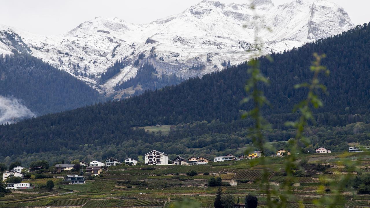 La neige fraîche est visible sur les sommets des montagnes valaisannes, le vendredi 25 septembre 2020 à Sion. [keystone - Jean-Christophe Bott]