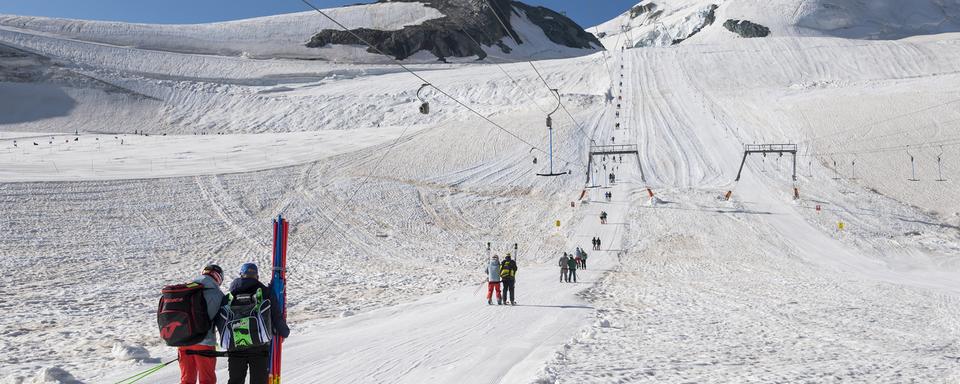 En téléski aussi, le masque sera obligatoire cet hiver en Suisse. [Keystone - Jean-Christophe Bott]