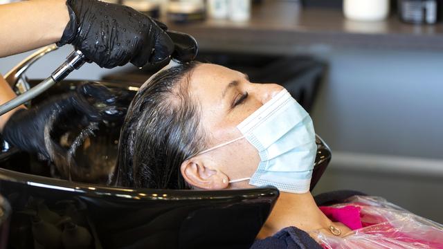 Comme à l'issue de la première vague, les plans de protection restent strictes dans les salons de coiffure, d'esthétisme et autres studios de tatouage, tous autorisés à rouvrir dès ce samedi à Genève. [keystone - Alexandra Wey]