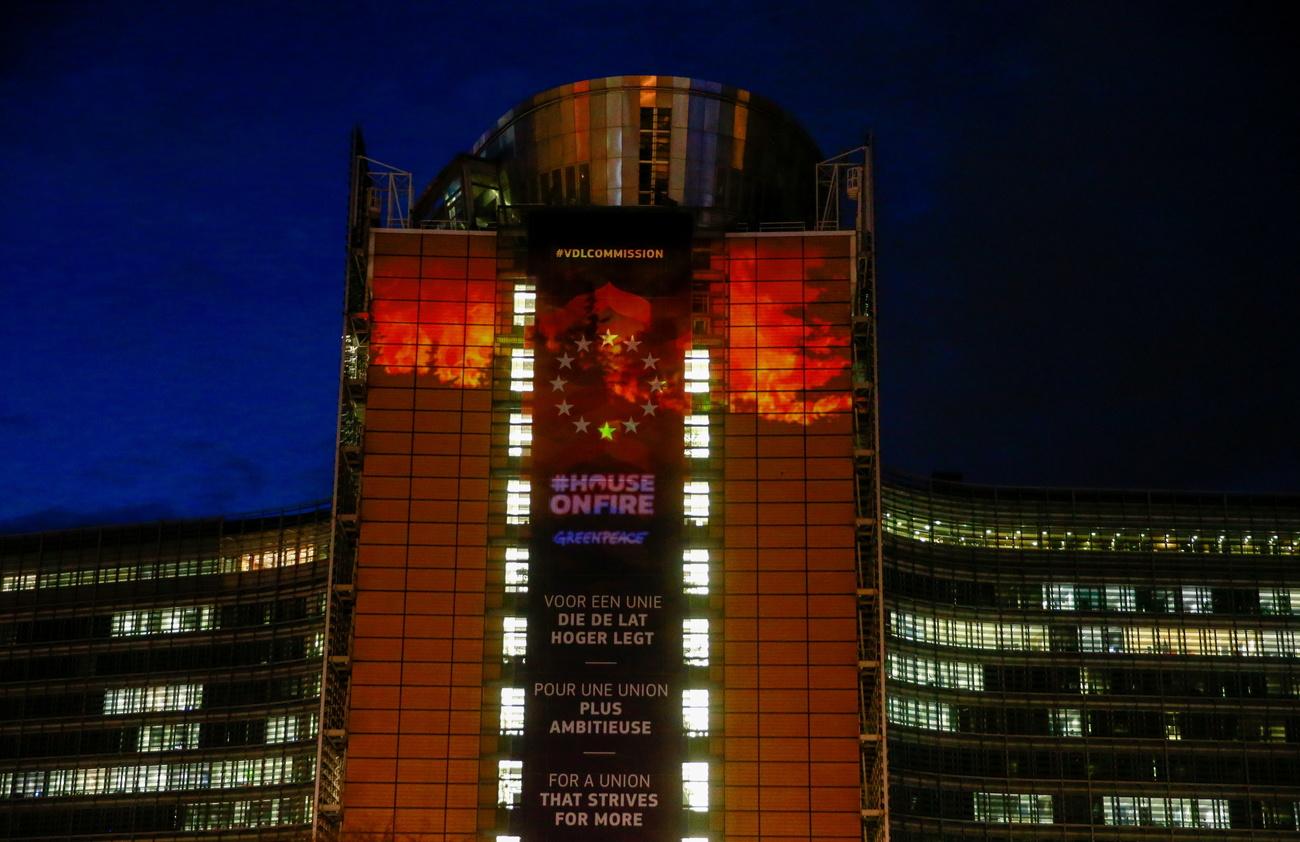 "La maison brûle": Greenpeace a projeté des images de la Planète en feu sur le bâtiment de la Commission européenne, réclamant plus d'ambition concernant la politique climatique de l'UE. Bruxelles, le 3 mars 2020. [Keystone/epa - Stéphanie Lecocq]