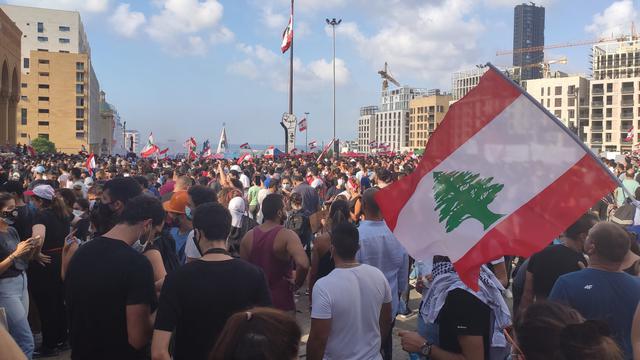 Des milliers de personnes se sont rassemblées samedi dans le centre de Beyrouth pour manifester leur colère contre les autorités. [RTS - Mouna Hussein]