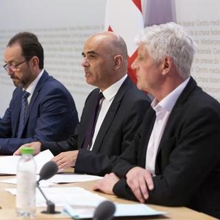 Le conseiller fédéral Alain Berset (2e depuis la droite) était accompagné de Daniel Koch, Pascal Strupler et Hans-Peter Lenz. [Keystone - Peter Klaunzer]