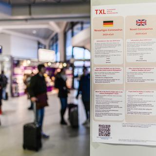 Des affiches renseignent les voyageurs sur les mesures de prévention en vigueur à l'aéroport de Berlin-Tegel [Keystone/EPA - Clemens Bilan]