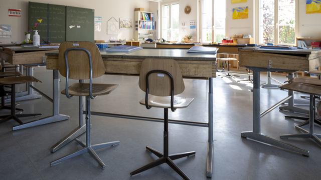 Les cantons préparent les modalités du retour en classe des écoliers, qui aura lieu le 11 mai. [Keystone - Christian Beutler]