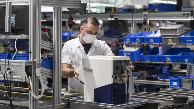 Montage d'un respirateur dans un atelier de l'entreprise Hamilton à Domat/Ems (Grisons). [Keystone - Alessandro della Valle]